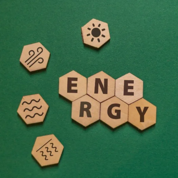 Immagine che contiene tessere con lettere che compongono la parola ENERGY, e tessere con disegno delle fonti di energia rinnovabile